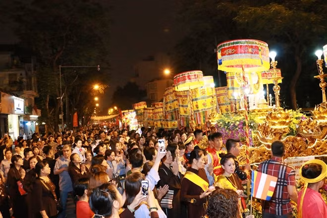 Buddhist adherents in Vietnam have joined celebrations held at temples across the country to mark Lord Buddha’s birthday, also known as Vesak, which falls on the 15th day of the fourth lunar month.