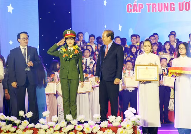 Deputy Prime Minister Truong Hoa Binh and Head of the Party Central Committee’s Commission for External Relations Hoang Binh Quan honoring outstanding students.
