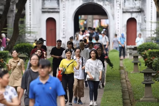 Hundreds of students are flocking to the Temple of Literature, Vietnam’s first university, seeking luck before their high school graduation exams which are scheduled to take place from June 25 to 27.
