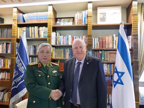 Deputy Defence Minister Nguyen Chi Vinh meeting Israeli President Reuven Rivlin.