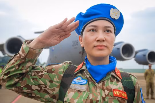 According to Deputy Defense Minister, Senior Lieutenant General Nguyen Chi Vinh, who is Head of the Ministry of National Defense’s Steering Committee for Vietnam’s participation in UN peacekeeping operations, each troop of Vietnam’s Level-two Field Hospital is not only a messenger of peace and culture, but also a representative of the Vietnamese military with its heroic tradition built up from the national resistance wars against foreign invaders and for the sake of national independence and freedom.