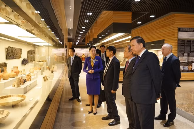Minister To Lam and the high-ranking delegation visiting the Kazakhstan National Museum. Minister To Lam and the high-ranking delegation visiting the Kazakhstan National Museum.