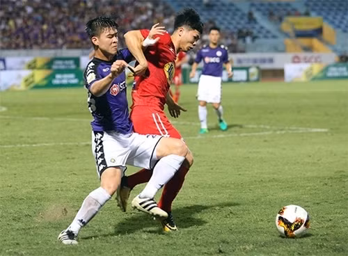 Two players of HAGL and Hanoi T&T playing in a league match. Photo by Nhat Thanh