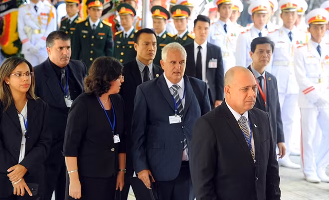 A delegation of the Republic of Cuba led by Mr. Roberto Morales, Member of the Politburo, and Vice President of the Council of State pays tribute to President Tran Dai Quang.