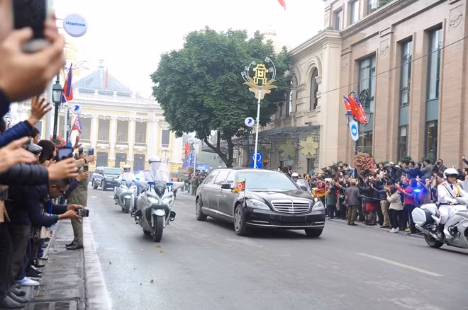 Chairman Kim’s motorcade passes the Opera House in Hanoi.