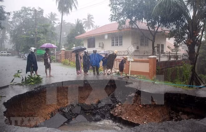 A road is heavily damaged after landslide on August 9 in Mon state (Photo: VNA) A road is heavily damaged after landslide on August 9 in Mon state (Photo: VNA)
