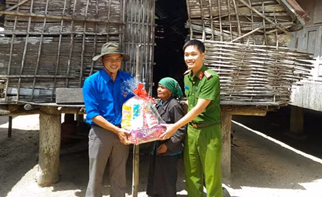 Youth Union organizations under the Phu Yen Provincial Police presenting gift to needy people