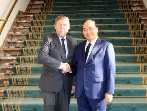 Prime Minister Nguyen Xuan Phuc shakes hands with Belgian President of the Chamber of Representatives Siegfried Bracke in their meeting in Brussels on October 17.