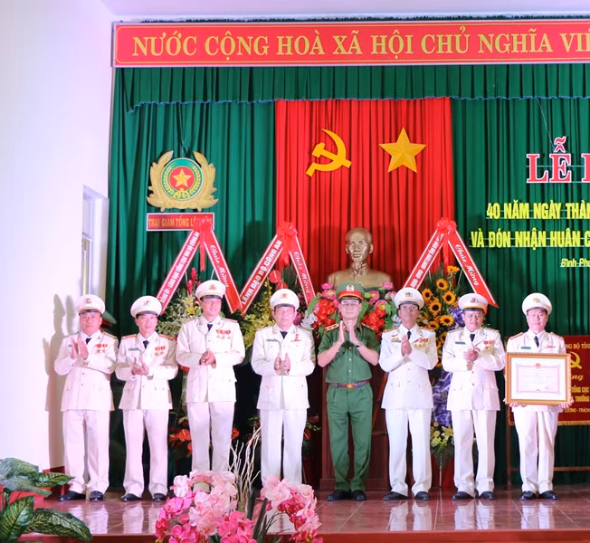 Tong Le Chan Prison receiving the Fatherland Protection Order of 1st Class. Tong Le Chan Prison receiving the Fatherland Protection Order of 1st Class.