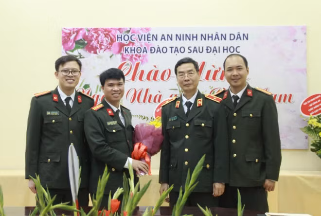 Major General, Dr. Pham Van Mien, Editor-in-Chief of the CAND Newspaper congratulates the Department of Internal Protection and Graduate Department of the Public Security Academy.