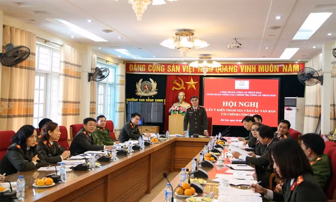 Pham Manh Tuong, Chairman of the General Department of Politics’ Trade Union organization speaking at the conference.