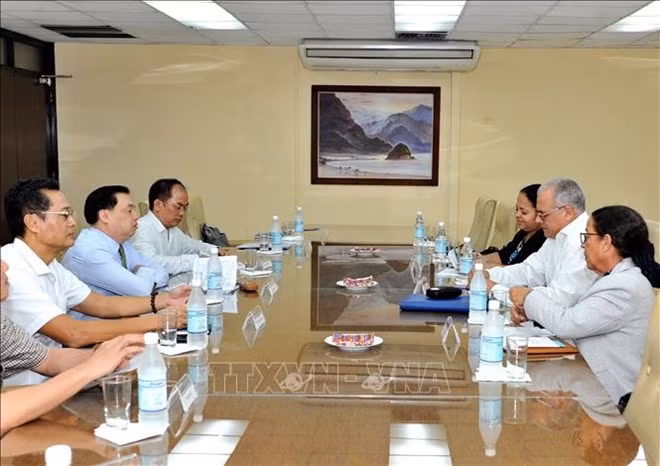 A meeting between the delegation of the Communist Party of Vietnam (CPV) Central Committee’s Commission for Information and Education and officials of the Communist Party of Cuba Central Committee’s department for theoretical affairs (Photo: VNA) A meeting between the delegation of the Communist Party of Vietnam (CPV) Central Committee’s Commission for Information and Education and officials of the Communist Party of Cuba Central Committee’s department for theoretical affairs (Photo: VNA)