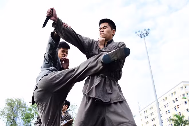 This is an "straight stabbing" move often used in practice when policemen use bare hands to fight criminals with knives or pointed objects.