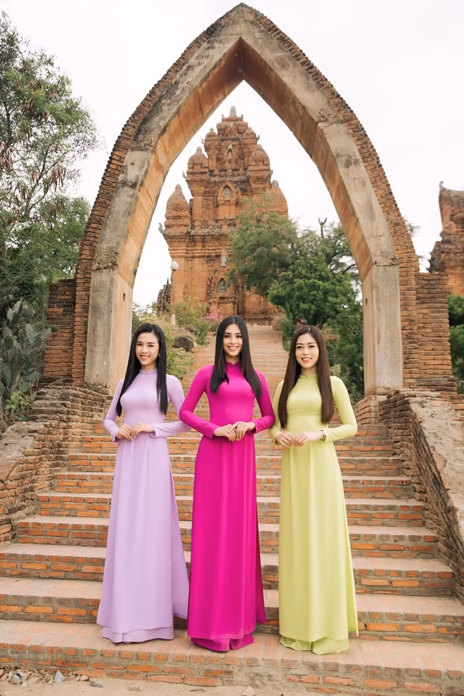 In colorful Ao Dai (Vietnamese traditional long dress), Miss Vietnam 2018 Tieu Vy, first runner-up of Miss Vietnam 2018 Phuong Nga and second runner-up of Miss Vietnam 2018 Thuy An visited and took shots at Po Klong Garai, the most beautiful existing Cham tower grouping in Vietnam. In colorful Ao Dai (Vietnamese traditional long dress), Miss Vietnam 2018 Tieu Vy, first runner-up of Miss Vietnam 2018 Phuong Nga and second runner-up of Miss Vietnam 2018 Thuy An visited and took shots at Po Klong Garai, the most beautiful existing Cham tower grouping in Vietnam.