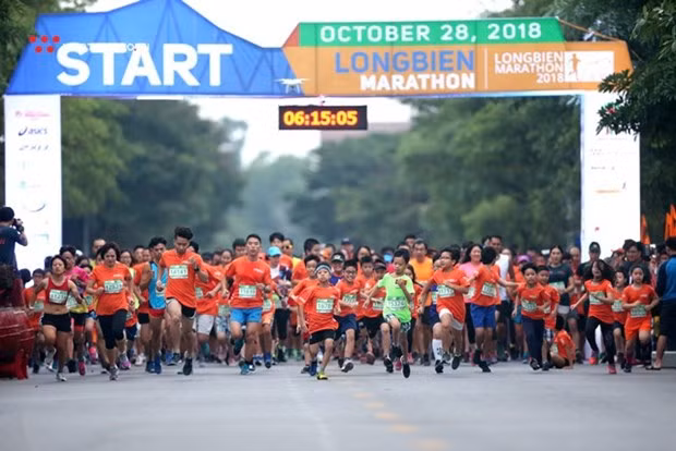 Athletes at the start of the Longbien Marathon 2018. This year's race will be held on October 27. (Photo: webthethao.vn)