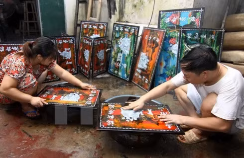 Craftspersons are making lacquer paintings