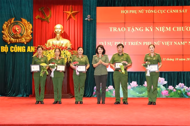 Colonel Ngo Hoai Thu awarded the medal "For the development of Vietnamese Women" in 2016 for excellent individuals.
