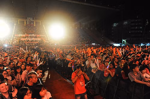 There are thousands of people came and ''warm up'' the venue
