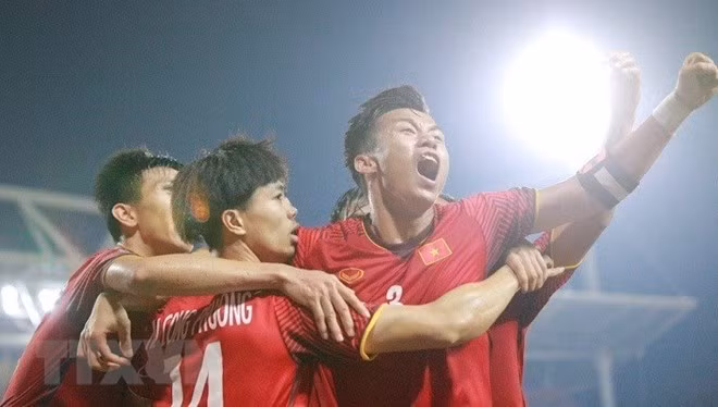 Players of the Vietnam national football team cheered after a score in a match of the AFF Suzuki Cup 2018 (Photo: VNA)