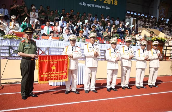 Senior Lieutenant General To Lam, member of the Politburo and Minister of Public Security under the authority of the Prime Minister presented the Emulation Flag for Excellent Unit to the People’s Police Academy.