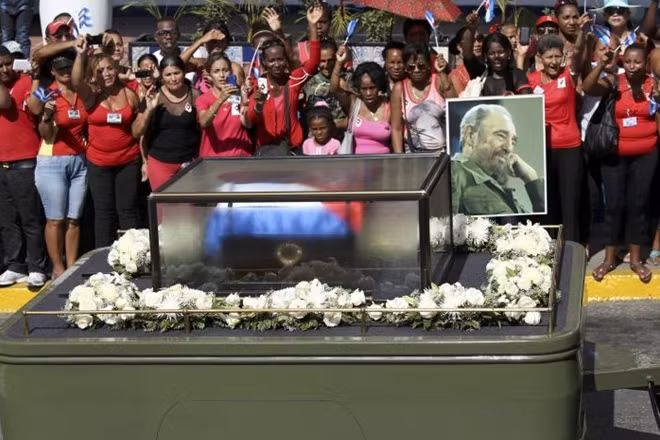 Residents wave as the caravan carrying the ashes of Cuba's late President Fidel Castro arrives in Santiago de Cuba, Cuba, December 3, 2016. Photo: REUTERS/Carlos Garcia Rawlins