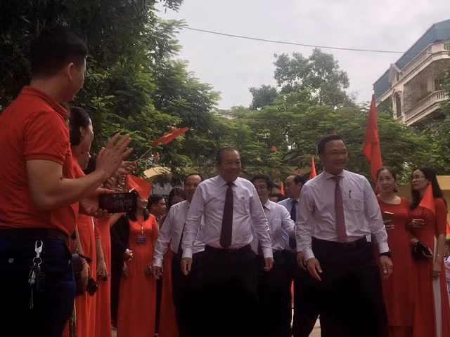 Deputy Prime Minister Truong Hoa Binh attended the new academic year ceremony at Hoang Hoa Tham Primary School, Thanh Hoa City.