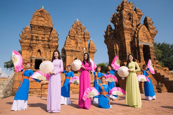 Miss Vietnam 2018 Tieu Vy, first runner-up of Miss Vietnam 2018 Phuong Nga and second runner-up of Miss Vietnam 2018 Thuy An will participate in various activities of the Grape and Wine Festival 2019, which is set to take place from April 26 to May 2 in Phan Rang - Thap Cham City and some other districts of Ninh Thuan Province. Miss Vietnam 2018 Tieu Vy, first runner-up of Miss Vietnam 2018 Phuong Nga and second runner-up of Miss Vietnam 2018 Thuy An will participate in various activities of the Grape and Wine Festival 2019, which is set to take place from April 26 to May 2 in Phan Rang - Thap Cham City and some other districts of Ninh Thuan Province.