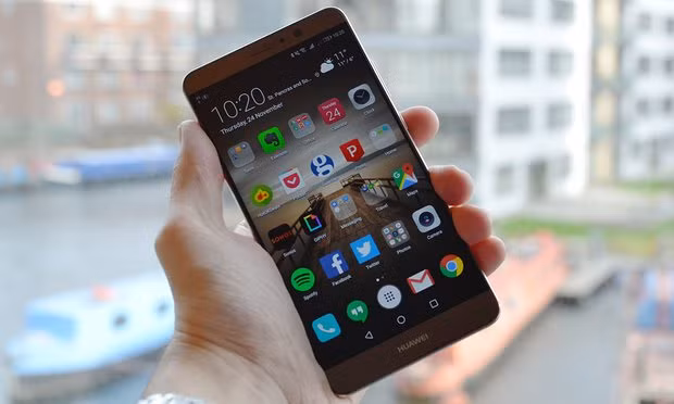 The Huawei Mate 9 has a massive 5.9in screen. Photo: Samuel Gibbs for the Guardian