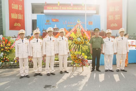 Lieutenant General Nguyen Van Thanh presenting flowers to the school Board of Directors. Lieutenant General Nguyen Van Thanh presenting flowers to the school Board of Directors.