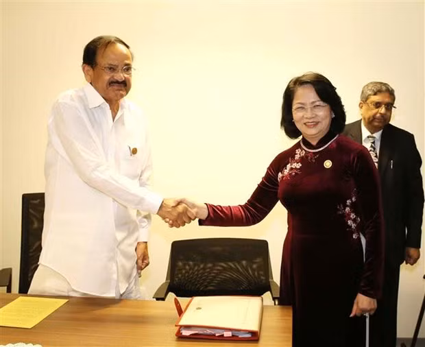 Vice President Dang Thi Ngoc Thinh shakes hands with her Indian counterpart Muppavarapu Venkaiah Naidu (L) (Photo: VNA)
