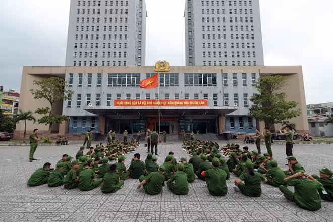 In order to ensure a safe and good training environment for students, the Hanoi Police Department has assigned over 50 young police officers and soldiers to manage and instruct the children. In order to ensure a safe and good training environment for students, the Hanoi Police Department has assigned over 50 young police officers and soldiers to manage and instruct the children.
