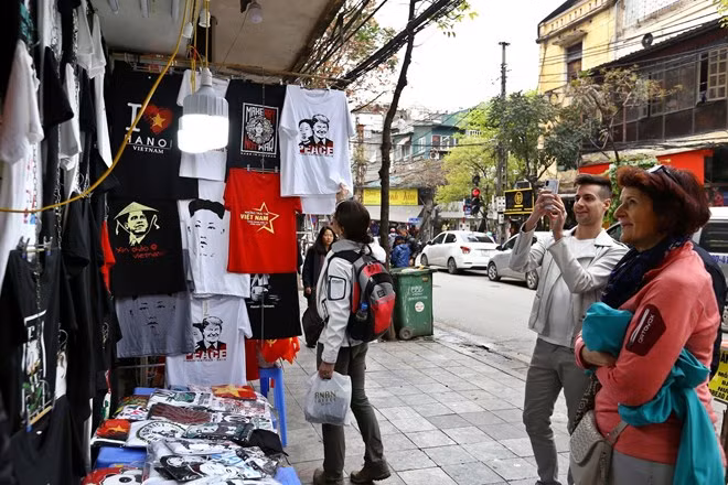 Foreign tourists visit a shop selling souvenirs of the second summit between the US and the Democratic People's Republic of Korea in Hanoi on February 27 and 28 (Photo: VNA)