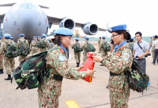 Two members of the level-2 field hospital folded the military flag before the departure of the peacekeeping force in October 2018. (Photo: VNA) Two members of the level-2 field hospital folded the military flag before the departure of the peacekeeping force in October 2018. (Photo: VNA)