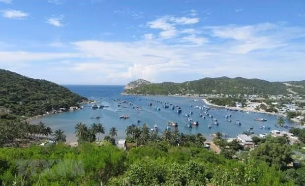 A view of Vinh Hy Bay in the central province of Ninh Thuan (Photo: VNA) A view of Vinh Hy Bay in the central province of Ninh Thuan (Photo: VNA)