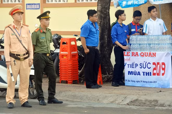 The traffic police force and social order police force in Soc Trang Province performed their duty at the exam venue. The traffic police force and social order police force in Soc Trang Province performed their duty at the exam venue.