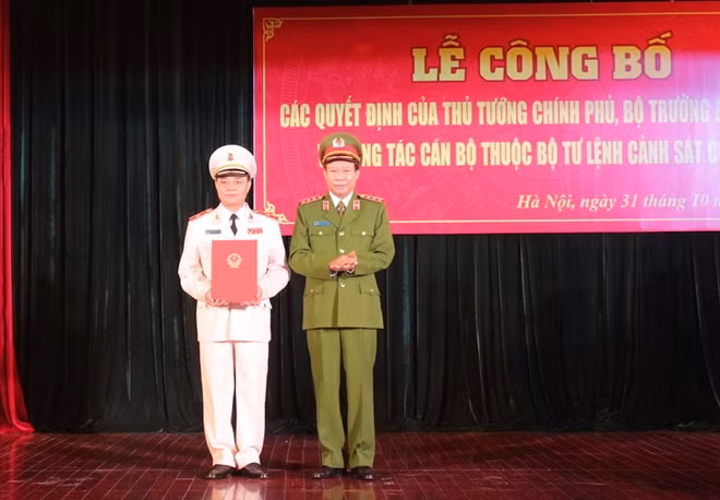 Deputy Le QuyVuong handing over decision of Prime Ministeron the appointment of Commander of Mobile Police.