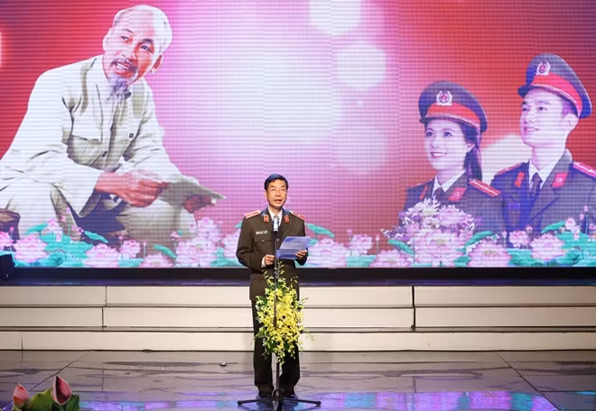 Major General Pham Van Mien, Editor in Chief of the Public Security Newspaper, Deputy Director of the Department of Information and Communications, Head of the Jury Board speaking at the event. Major General Pham Van Mien, Editor in Chief of the Public Security Newspaper, Deputy Director of the Department of Information and Communications, Head of the Jury Board speaking at the event.