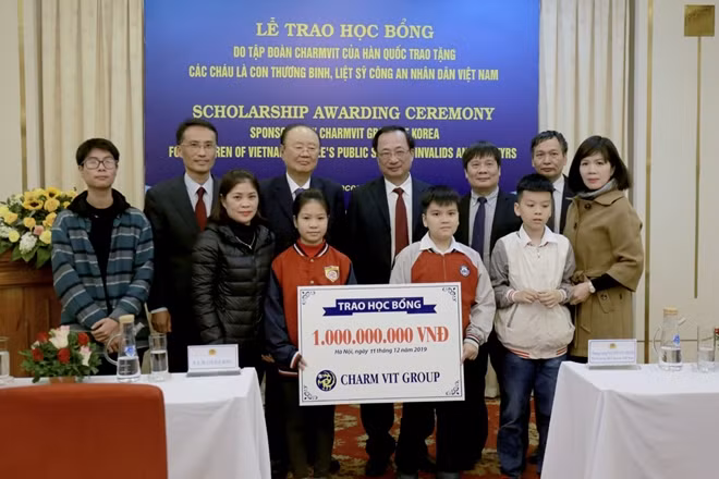 Mr. Lee Dae Bong award VND one billion to the scholarship fund of the MPS. Mr. Lee Dae Bong award VND one billion to the scholarship fund of the MPS.