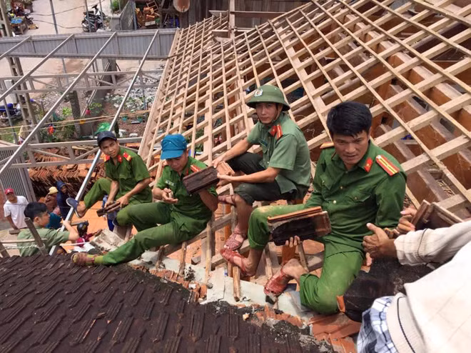 Lieutenant Nguyen Van Lap and his teammates helping local people.
