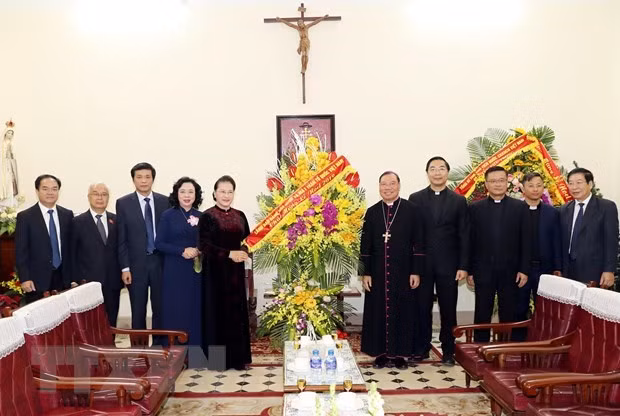 National Assembly Chairwoman Nguyen Thi Kim Ngan (fifth, left) on December 20 visits the Hanoi Archdiocese. (Photo: VNA)