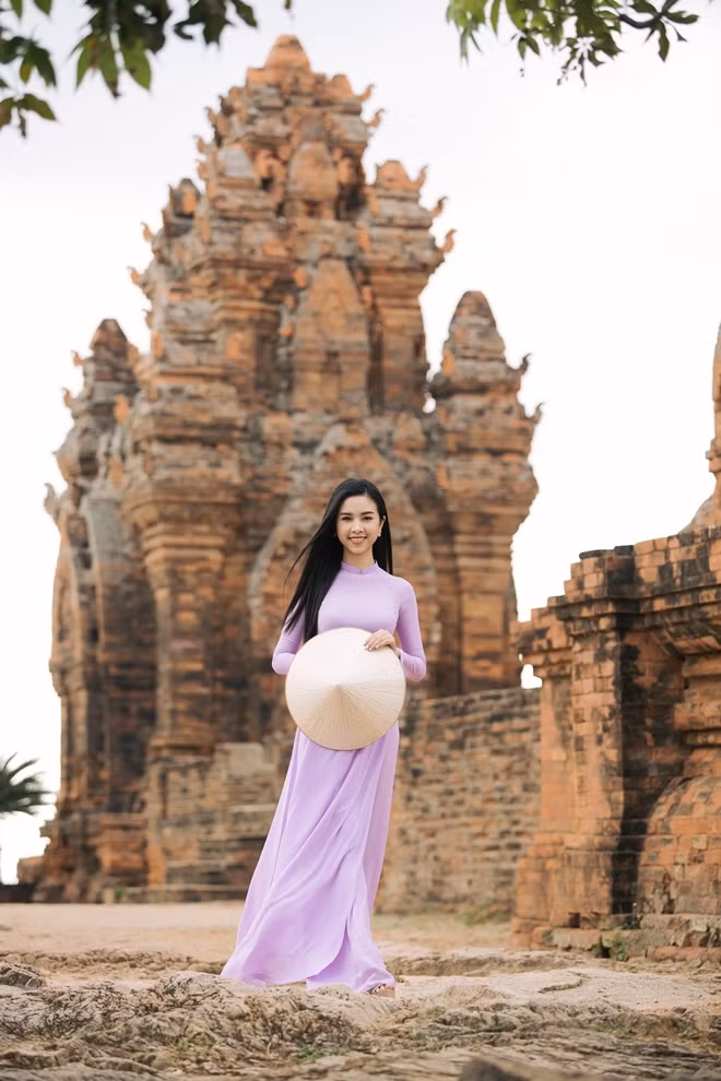 Experiencing 36ºC sunshine in Ninh thuan, 3 beauties were still full of energy and excited to visit all beautiful landscapes. Experiencing 36ºC sunshine in Ninh thuan, 3 beauties were still full of energy and excited to visit all beautiful landscapes.