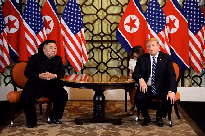 US President Donald Trump (R) and DPRK leader Kim Jong-un at a meeting in Hanoi on February 28 (Photo: VNA)