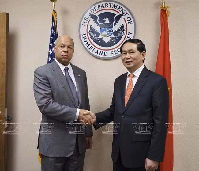 On March 2015, Minister of Public Security Tran Dai Quang paid an official visit to the United States to further promote the comprehensive partnership between the two countries, and mark the 20th anniversary of the normalization of US-Vietnam diplomatic relations. In the photo, Minister Tran Dai Quang meets US Secretary of Homeland Security Jeh Johnson. On March 2015, Minister of Public Security Tran Dai Quang paid an official visit to the United States to further promote the comprehensive partnership between the two countries, and mark the 20th anniversary of the normalization of US-Vietnam diplomatic relations. In the photo, Minister Tran Dai Quang meets US Secretary of Homeland Security Jeh Johnson.
