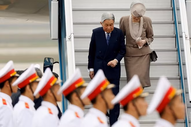 Japan's Emperor Akihito and Empress Michiko have arrived at Noi Bai International Airport. Photo by Reuters