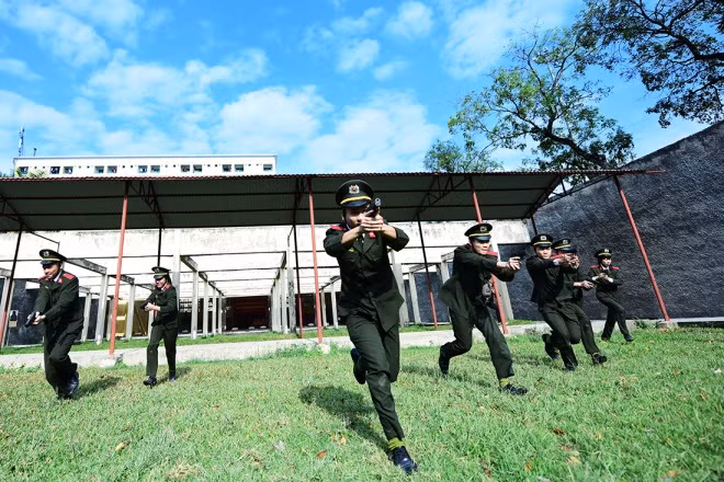 "Maneuver in shooting is very difficult. It requires both physic strength and agility. Students do not have serious injuries but their arms and legs are often bruised", Nguyen Trong Ly, class B21-D47 said.