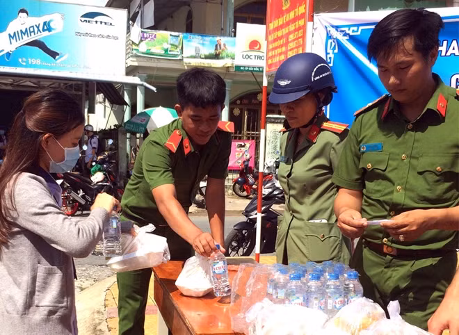 Local police officers also delivered free water bottles to students; guided traffic flows at the exam venues in order to ensure absolute safety during the exam. Local police officers also delivered free water bottles to students; guided traffic flows at the exam venues in order to ensure absolute safety during the exam.