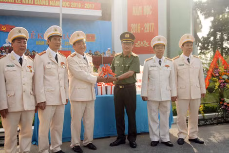 Lieutenant General Nguyen Van Thanh presenting books to the school Board of Directors. Lieutenant General Nguyen Van Thanh presenting books to the school Board of Directors.