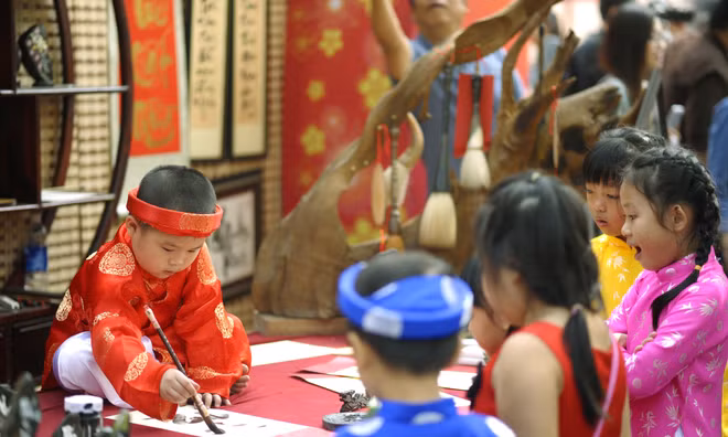 Vietnamese children dress up for the Lunar New Year Festival. Pham Cong Hai/VnExpress Photo Contest