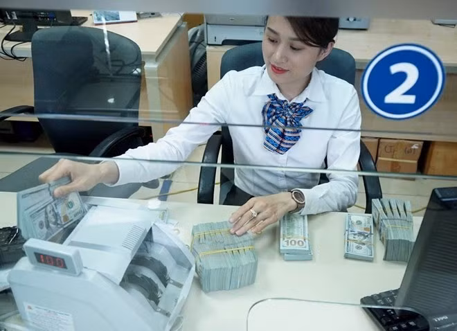 Banks cut the USD/VND exchange rate by some 15-40 VND per USD on December 28 (Photo: VNA)