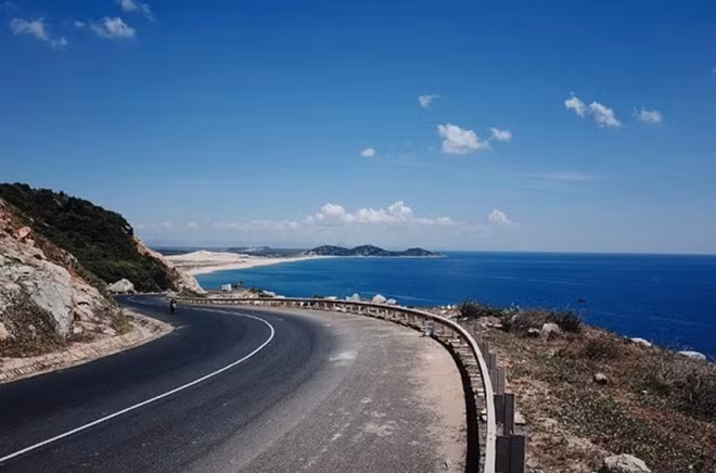 The route from Nha Trang to Quy Nhon is one of the most spectacular road in Asia. Photo by VnExpress